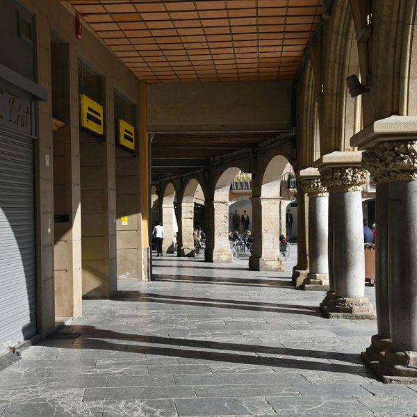 Vic.- Casa Costa d’estil modernista, S. XX – Porxo de la planta baixa sostinguda per tres arcs apuntats recolzats sobre columnes amb capitells de decoració floral (2/2026)