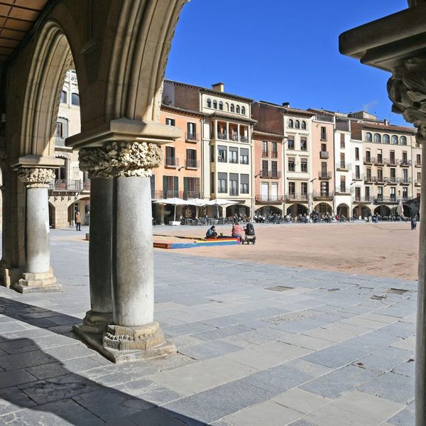 Vic.- Casa Costa d’estil modernista, S. XX – Porxo de la planta baixa sostinguda per tres arcs apuntats recolzats sobre columnes amb capitells de decoració floral (1/2026)