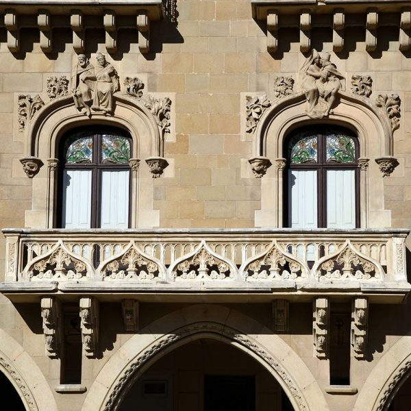 Vic.- Casa Costa d’estil modernista, S. XX – Balcó del primer pis decorat amb motllures i florons però destacable per les escultures dedicades a quatre classe socials (2/2026)