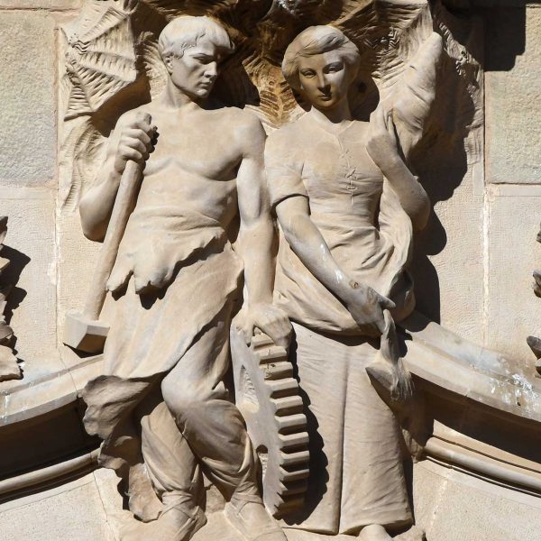 Vic.- Casa Costa d’estil modernista, S. XX – Balcó lateral del primer pis on trobem representada la classe obrera de l’escultor Pere Puntí i Terra (2/2026)