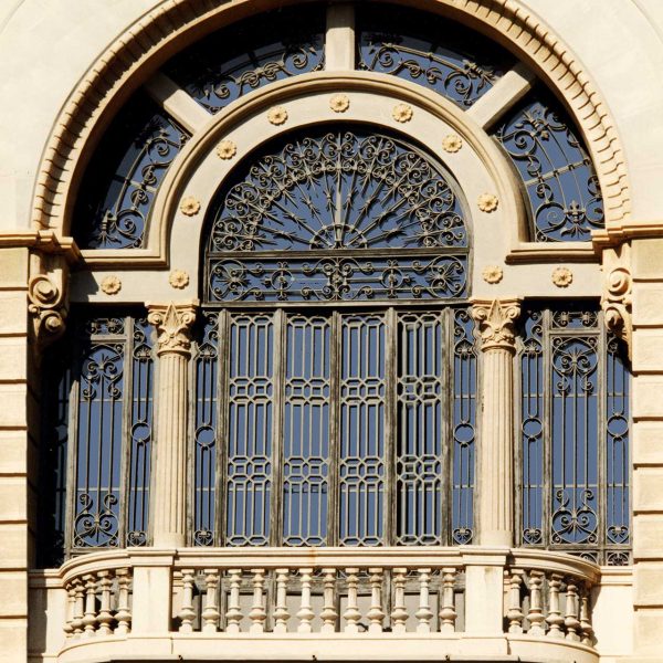 Terrassa.- Magatzems Pasqual Sala (1893) – Balcó del primer pis d’arc de punt rodó de doble arcada sostinguda per columnes estriades que il·lumina el vestíbul (7/1997)