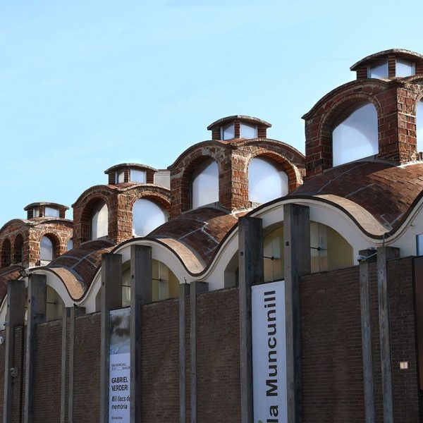 Terrassa.- Sala Muncunill (Antic Vapor Amat conegut com Ca L’Izard) bastida l’any 1921 per l’arquitecte Muncunill on destaquen setze llanternes sobre les voltes (3/2026)