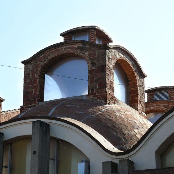 Terrassa.- Sala Muncunill (Antic Vapor Amat conegut com Ca L’Izard) bastida l’any 1921 – Detall d’una llanterna d’arc de quatre punts que permetien il·luminació i ventilació (3/2026)