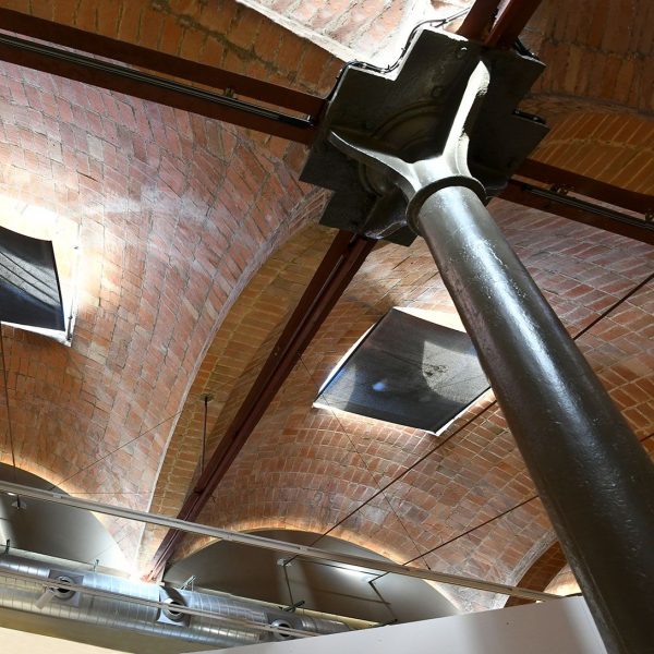Terrassa.- Sala Muncunill, antic Vapor Amat bastit l’any 1921 de dues naus separades per columnes de ferro. Disposa de 16 voltes amb llanternes per la il·luminació i ventilació (3/2026)