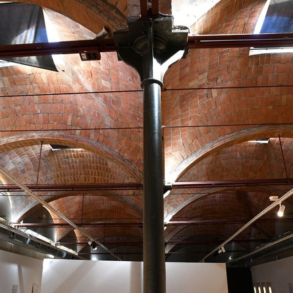 Terrassa.- Sala Muncunill, antic Vapor Amat bastit l’any 1921 de dues naus separades per columnes de ferro. Disposa de 16 voltes amb llanternes per la il·luminació i ventilació (3/2026)