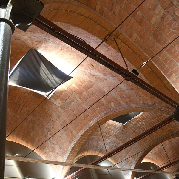Terrassa.- Sala Muncunill, antic Vapor Amat bastit l’any 1921 – Detall de les voltes catalanes amb llanternes per la il·luminació i ventilació de gasos tòxics del tint (3/2026)