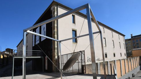 Vic.-Museu de l’Art de la Pell situat als pisos superiors del convent del Carme, S. XVIII de planta quadrada amb el claustre a la planta baixa dedicada a Centre Cívic (3/2026)