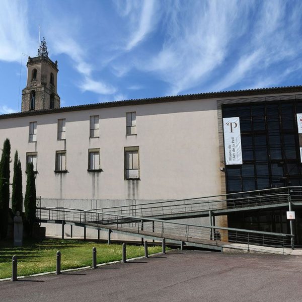 Vic.-Museu de l’Art de la Pell situat als pisos superiors del convent del Carme, S. XVIII de planta quadrada amb el claustre a la planta baixa dedicada a Centre Cívic (6/2026)