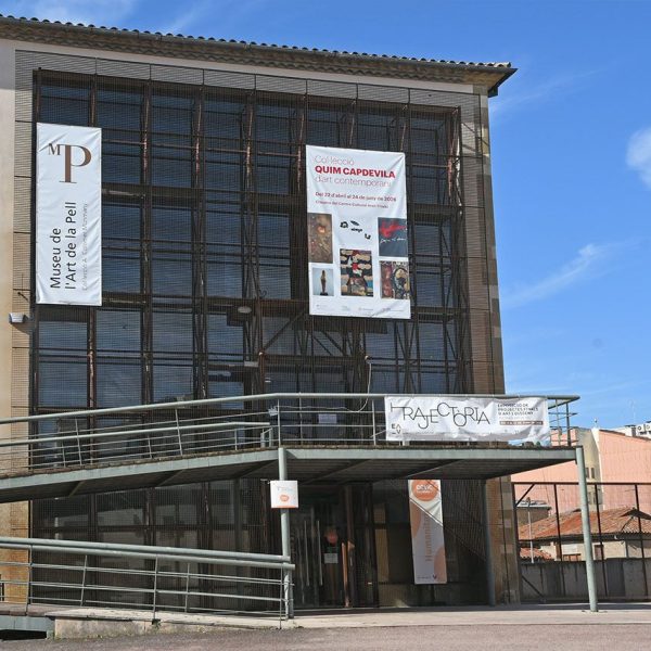 Vic.-Museu de l’Art de la Pell situat als pisos superiors del Convent del Carme, S. XVIII. Exhibeix la col·le cció d’Andreu Colomer Munmany d’objectes elaborats amb pell (6/2026)