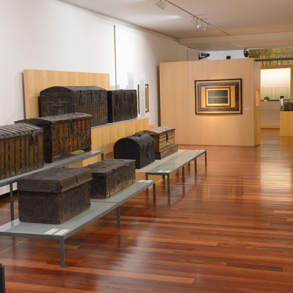 Vic.-Museu de l’Art de la Pell situat a l’antic convent del Carme, S. XVIII - Sala d’exposicions amb baguls (10/2018)