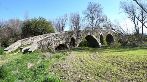 Vic.- Pont gòtic del Bruguer, S. XIV/XV sobre el riu Gurri situat al camí de Vic a Olot format per cinc arcs desiguals, quatre d’arc de mig punt i l’altre apuntat (3/2026)