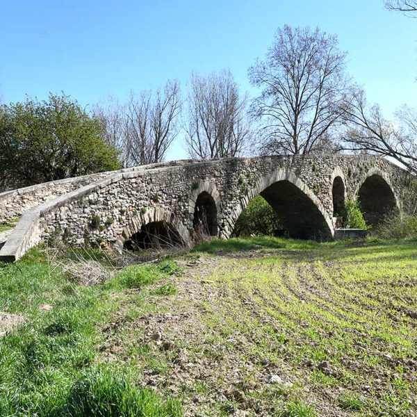 Vic.- Pont gòtic del Bruguer, S. XIV/XV sobre el riu Gurri situat al camí de Vic a Olot format per cinc arcs desiguals, quatre d’arc de mig punt i l’altre apuntat (3/2026)