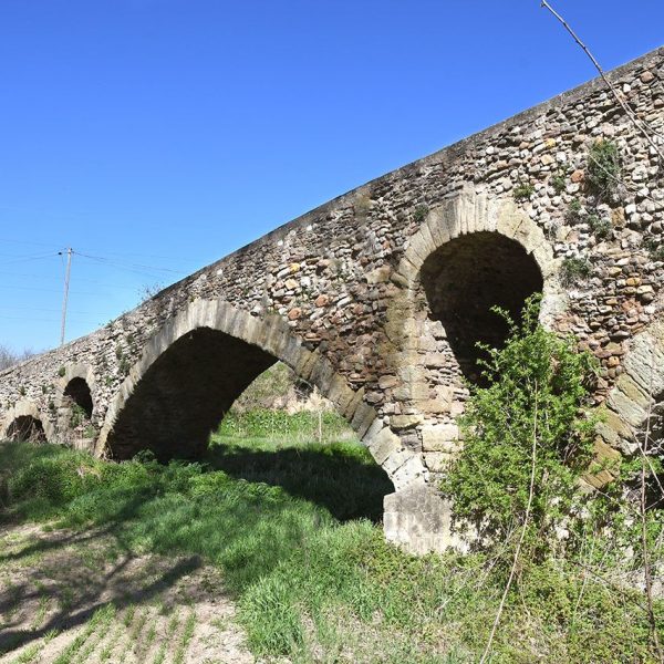 Vic.- Pont gòtic del Bruguer, S. XIV/XV sobre el riu Gurri situat al camí de Vic a Olot format per cinc arcs desiguals, quatre d’arc de mig punt i l’altre apuntat (3/2026)