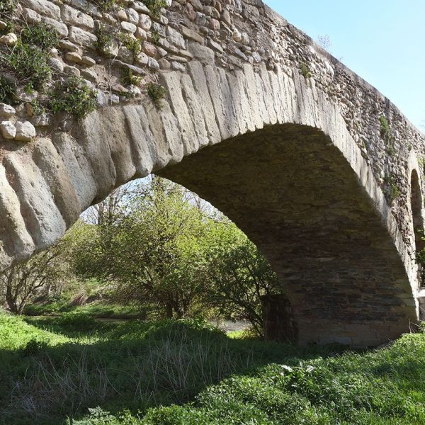 Vic.- Pont gòtic del Bruguer, S. XIV/XV situat al pas del camí de Vic a Olot – Segon arc de ponent d’arc apuntat mentre que els altres quatre son de mig punt (3/2026)