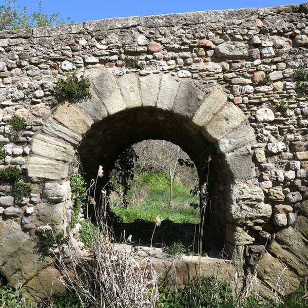 Vic.- Pont gòtic del Bruguer, S. XIV/XV situat al pas del camí de Vic a Olot – Sobreeixidors oberts a les pilastres, quatre d’elles disposen de tallamars (3/2026)