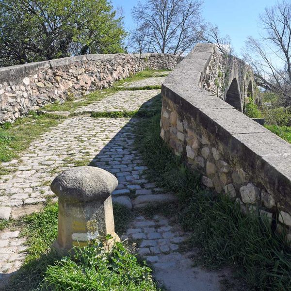 Vic.- Pont gòtic del Bruguer, S. XIV/XV situat al pas del camí de Vic a Olot – Entrada per la calçada de ponent esglaonada de perfil apuntat pavimentada amb llambordes (3(2026)