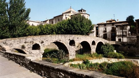 Vic.- Pont romànic de Queralt, S. XI sobre el riu Meder molt modificat. Conserva quatre dels set arcs originaris i formava part del camí de la via romana de Vic a Barcelona (8/2000)