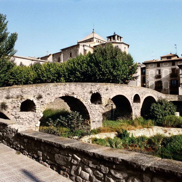 Vic.- Pont romànic de Queralt, S. XI sobre el riu Meder molt modificat. Conserva quatre dels set arcs originaris i formava part del camí de la via romana de Vic a Barcelona (8/2000)