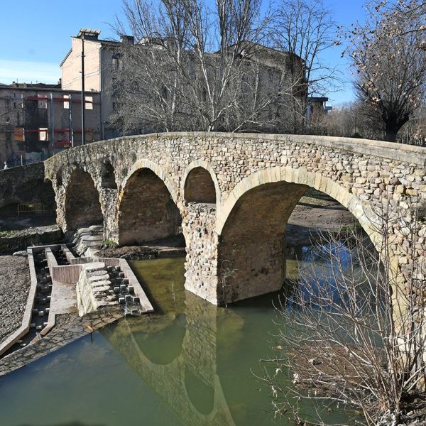Vic.- Pont romànic de Queralt, S. XI sobre el riu Meder molt modificat. Conserva quatre dels set arcs originaris i formava part del camí de la via romana de Vic a Barcelona (2/2026)