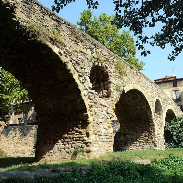 Vic.- Pont romànic de Queralt, S. XI sobre el riu Meder molt modificat i conserva quatre dels set arcs originaris. Disposa de tallamars i a les pilastres hi han oberts sobreeixidors (8/2018)
