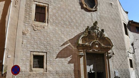 Vic.- Església barroca dels Dolors, S. XVIII de Josep Morató – Façana amb un gran frontó trencat amb dos querubins assentats sostenint l’emblema del Sagrat Cor (2/2020)