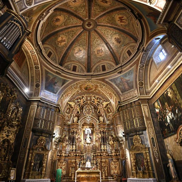 Vic.- Església barroca dels Dolors, S. XVIII de Josep Morató d’una nau amb retaules laterals que forma un gran espai octogonal cobert per una cúpula (8/2026)