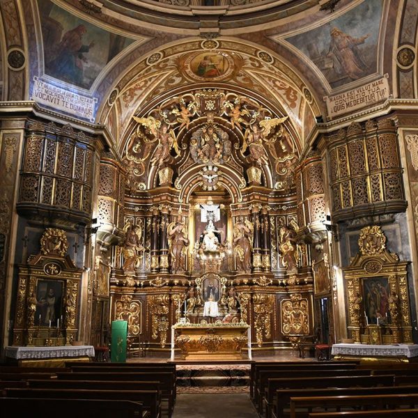 Vic.- Església dels Dolors, S. XVIII - Reproducció del retaule barroc del 1760 de Vicenç Real destruït a la guerra refet entre 1954/1965 per l’escultor Jaume Seguranyes (8/2026)