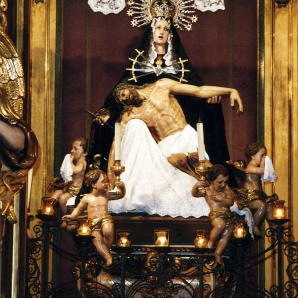 Vic.- Església barroca dels Dolors, S. XVIII - Retaule presidit per la imatge de la Mare de Déu dels Dolors restaurada l’any 1953 a partir del cap salvat de la guerra (9/2000)