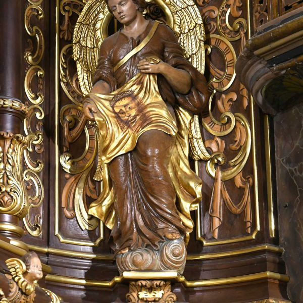 Vic.- Església barroca dels Dolors, S. XVIII – Àngel que flanqueja la Mare de Déu sostenint el Sant Sudari (8/2026)