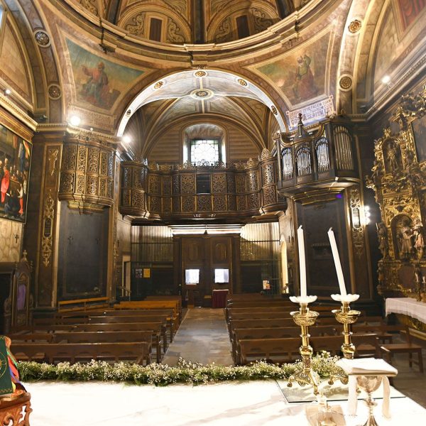 Vic.- Església barroca dels Dolors, S. XVIII – Vista el fons de la nau amb la gran cúpula central i el cor protegit per una gelosia i l’orgue del S. XIX restaurat després de la guerra (8/2026)