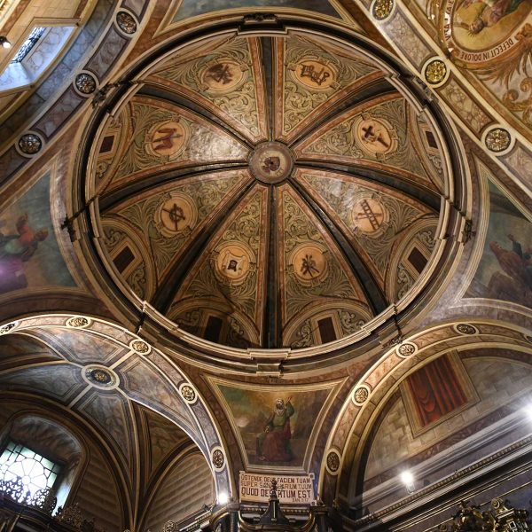 Vic.- Església barroca dels Dolors, S. XVIII – Cúpula sostinguda per quatre arcades semicirculars decorada amb pintures dels germans Sala i Josep Gallés l’any 1887 (8/2026)