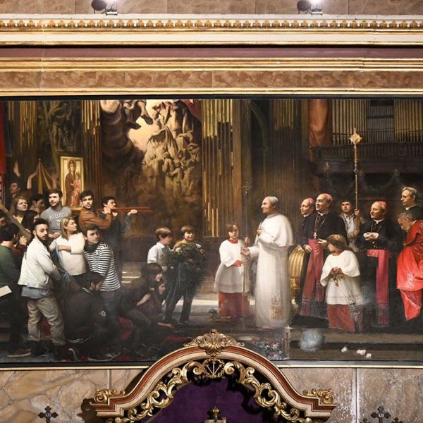 Vic.- Església dels Dolors, S. XVIII – Quadre del pintor Jordi Diaz Alamà instal·lat el 2016 que representa el moment de la donació per part del Papa de la creu del jubileu als joves (8/2016)
