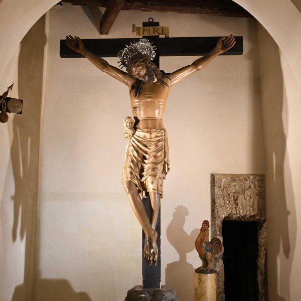 Vic.-Església dels Dolors - Capella de la sala dels atxes que acull la imatge del Sant Crist de l’Hospital de la Sta. Creu al haver-se convertit el lloc en paranimf de la universitat (8/2026)