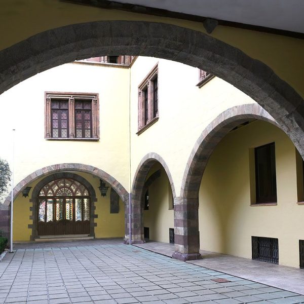 La Seu d’Urgell.- Palau Episcopal refet en el S. XIX que s’articula al voltant del pati d’estil neogòtic amb elements neoromànics (9/2026)