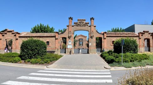 Manresa.- Antic Escorxador (1906-1908) d’estil modernista de planta basilical de tres naus d’Ignasi Oms i Ponsa. S’havien projectat tres edificis però el tercer no es va fer (8/2014)