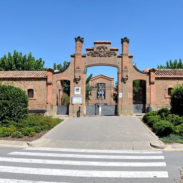 Manresa.- Antic Escorxador (1906-1908) d’estil modernista de planta basilical de tres naus d’Ignasi Oms i Ponsa. S’havien projectat tres edificis però el tercer no es va fer (8/2014)