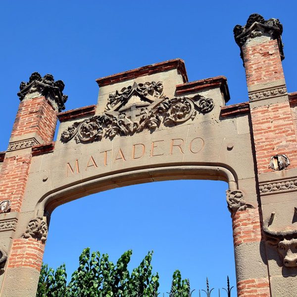 Manresa.- Antic Escorxador (1906-1908) d’estil modernista - Entrada monumental emmarcada per dos pinacles decorats amb caps de bovins i l’escut de Manresa (8/2014)