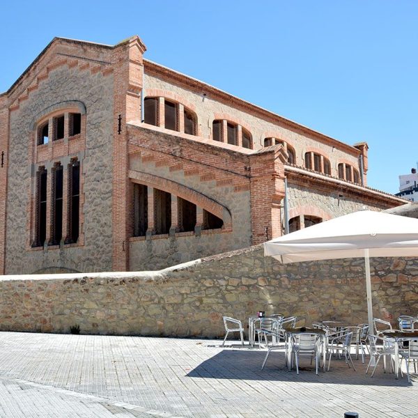 Manresa.-Antic Escorxador (1906-1908) d’estil modernista - Primer pavelló de planta basilical construït a base de pedra emmarcada per totxo vist cobert a dues vessants (8/2014