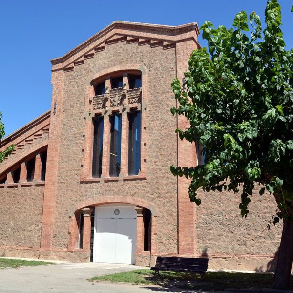 Manresa.- Antic Escorxador (1906-1908) d’estil modernista – Segon pavelló amb un gran finestral decorat amb un fris modernista que alberga des de 2005 La Biblioteca del Campus Universitari (8/2014)