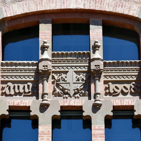 Manresa.- Antic Escorxador (1906-1908) d’estil modernista – Finestral del segon pavelló amb un fris monumental on consta la data de la finalització del conjunt el 1908 (8/2014