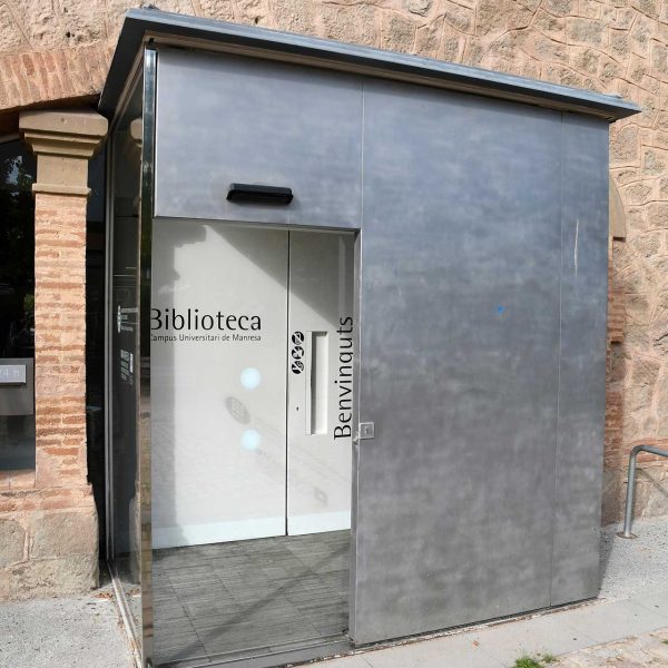 Manresa.- Antic Escorxador (1906-1908) d’estil modernista – Part posterior del segon pavelló on es troba l’entrada de la Biblioteca del Campus Universitari (8/2026)