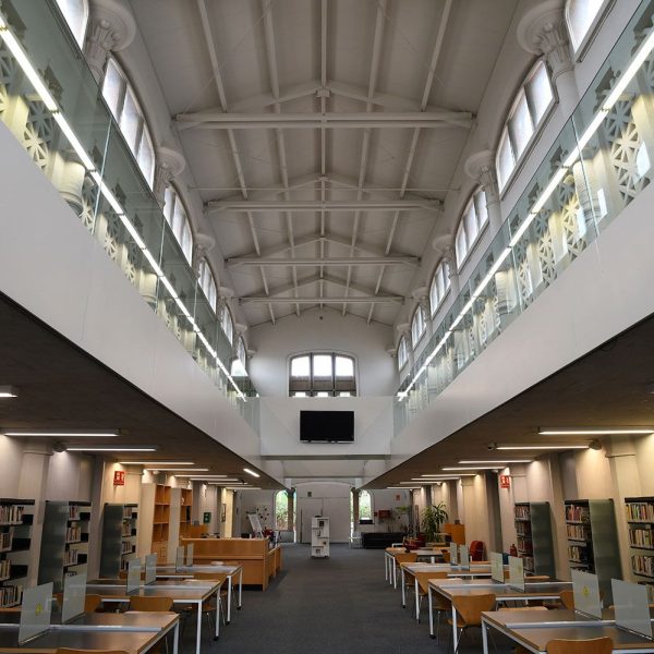Manresa.- Antic Escorxador – Interior de la Biblioteca del Campus Universitari en que s’han conservat a la planta les gelosies que separaven les naus (8/2026)