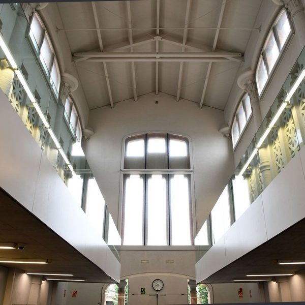 Manresa.- Antic Escorxador – Interior de la Biblioteca del Campus Universitari en que s’han conservat a la planta les gelosies que separaven les naus (8/2026)