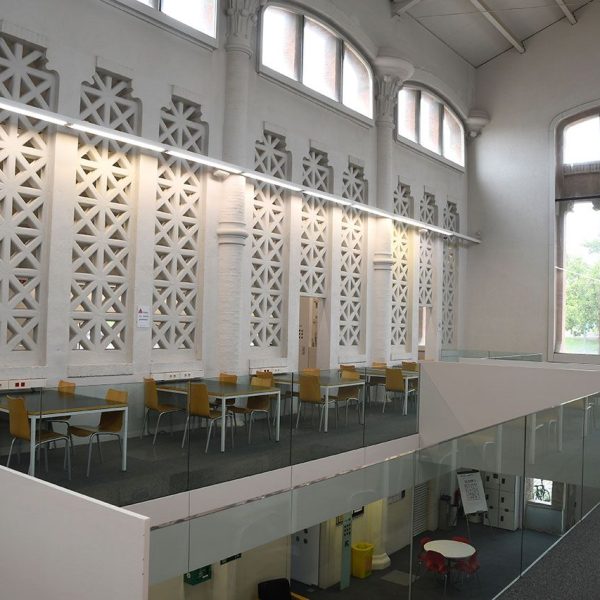 Manresa.- Antic Escorxador – Primera planta de la biblioteca que conserva la coberta a dues vessants suportada per un encavallat de fusta i gelosies que separen les naus (8/2026)