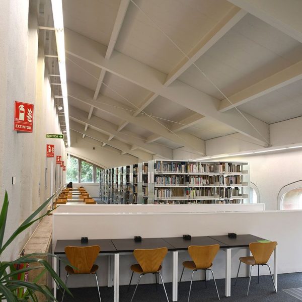Manresa.- Antic Escorxador – Nau lateral de la biblioteca amb la coberta de fusta (8/2026)