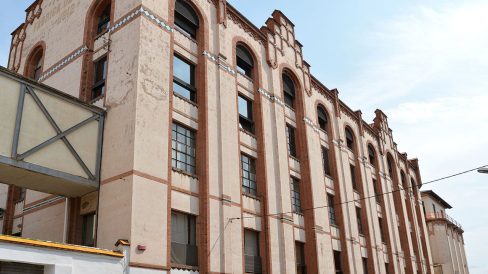 Manresa.- Farinera Florinda, edifici modernista de varis cossos dins un recinte tancat de l’arquitecte Ignasi Oms i Ponsa de l’any 1911. Avui alberga la Policia Local (8/2014)