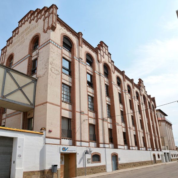 Manresa.- Farinera Florinda, edifici modernista de varis cossos dins un recinte tancat de l’arquitecte Ignasi Oms i Ponsa de l’any 1911. Avui alberga la Policia Local (8/2014)