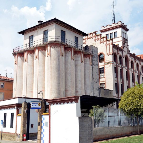 Manresa.- Farinera Florinda, edifici modernista de varis cossos dins un recinte tancat de l’arquitecte Ignasi Oms i Ponsa de l’any 1911. Avui alberga la Policia Local (8/2014)
