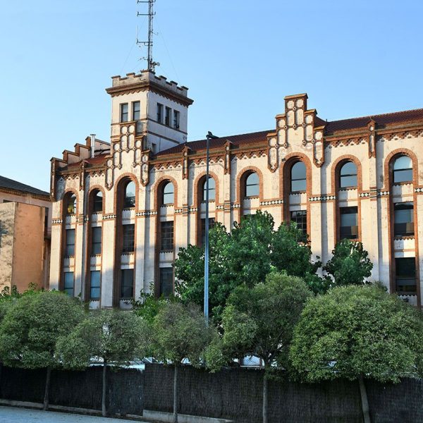 Manresa.- Farinera Florinda de varis cossos – Cos principal de l’edifici de quatre pisos ornamentat amb totxana vermella coronat per una torre-mirador emmerletada (8/2026)