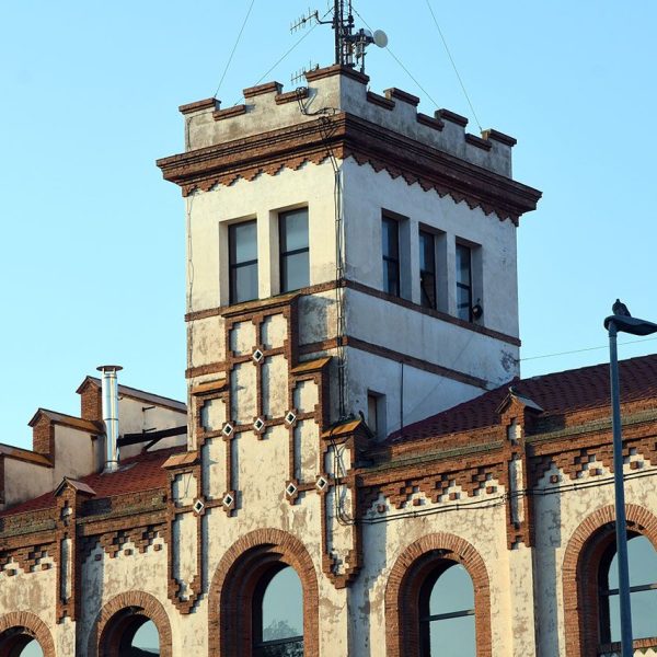 Manresa.- Farinera Florinda de varis cossos – Cos principal de l’edifici de quatre pisos ornamentat amb totxana vermella coronat per una torre-mirador emmerletada (8/2026)